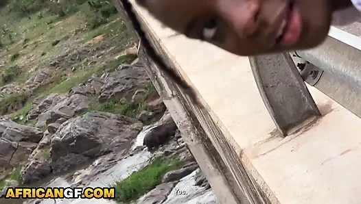 Süße ebenholz-freundin muschi von großem weißem schwanz in einem öffentlichen park geritten