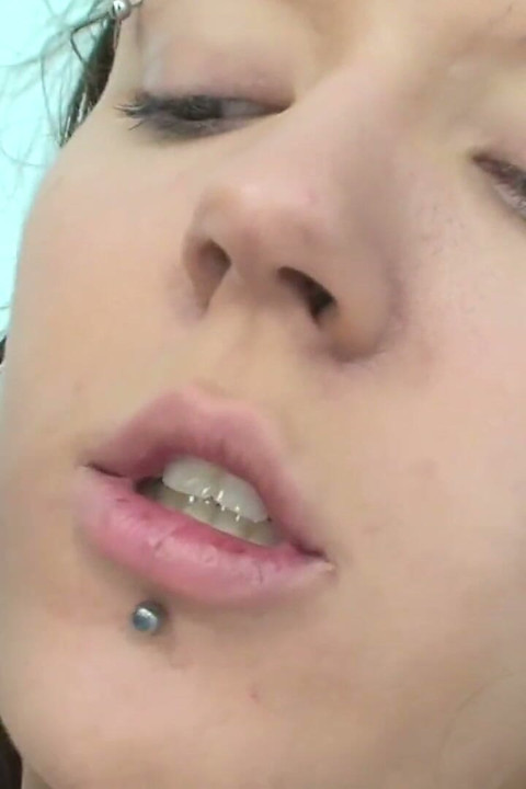 Brunetă sexy își fute doctorul