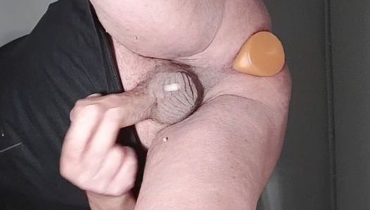 Luciano se masturba con un plug anal
