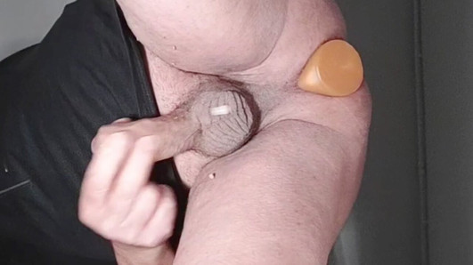 Luciano wichst mit Buttplug-Sperma