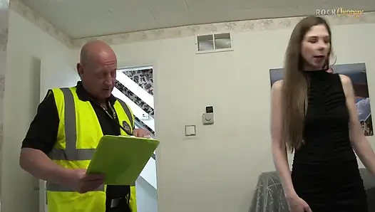 Alice Maze nimmt zwei mädchen