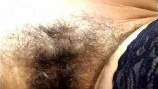 Зрелая волосатая пизда крупным планом, в любительском видео