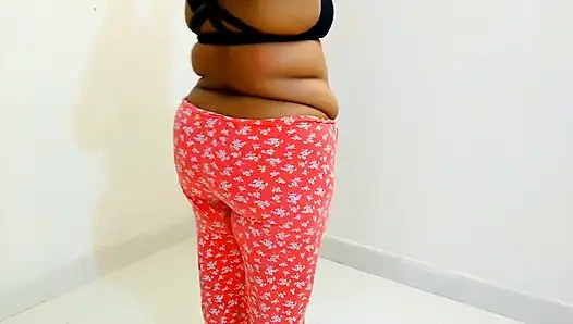 Beim Training in Indoors wird indisches 19-jähriges heißes college-mädchen vom nachbarn gefickt - sperma auf muschi