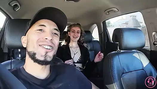 Kız tatilde arabada oynaşıyor