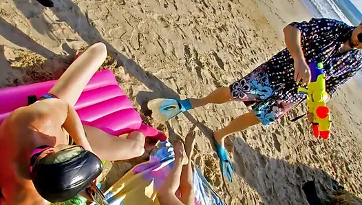 MILF würgt an zwei riesigen schwänze am strand und wird dann bis zum mund gefickt, abspritzen