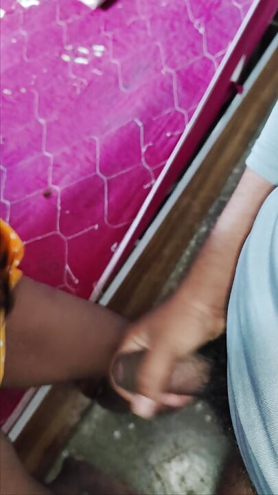 Bahan aapne bhai ka land hilai aaur aapne chut me pahli bar Bhai ka land dal di - frère et demi-sœur sexe.