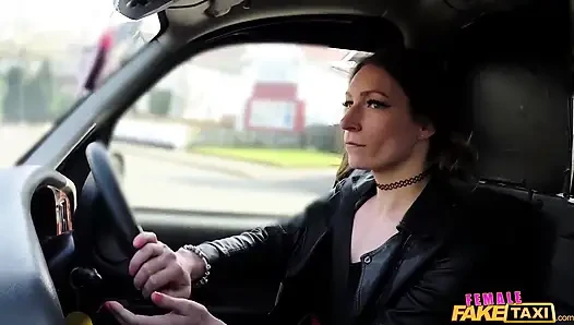 Fake taxi - ateşli şoför öğrenci yarağının tadına bakıyor