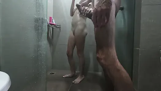Tetanggaku datang setiap pagi setelah pacarku pergi bekerja dan dia bertemu denganku di kamar mandi dan siap untuk pergi