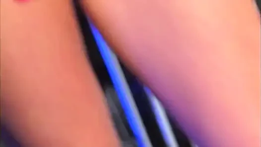 Cewek sange ini lagi asik muasin itilnya sambil dientot habis-habisan sama kontol besar sampai dicrot di dalam