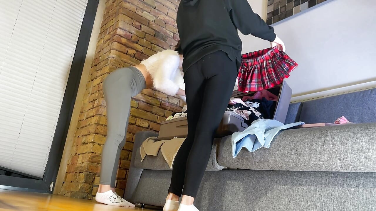 Farklı kostümlü iki minyon ateşli üniversiteli kızla yarak ve taşaklarla oynamak için harika yeni yıl partisi