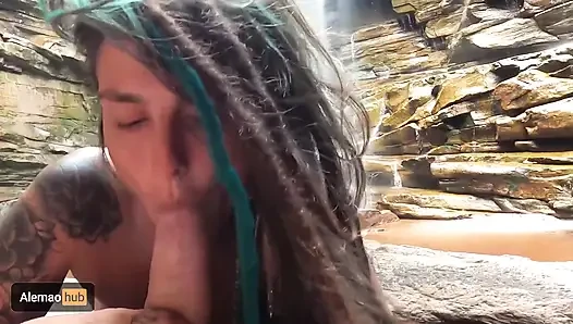 Dreadhot's Nasse Muschi Wird Unter Den Wasserfällen Gefickt