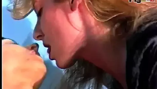 Amour secret avec des femmes sexy à la chatte poilue dans leurs moments dans la scène 03 du film Succhia E Ingoia