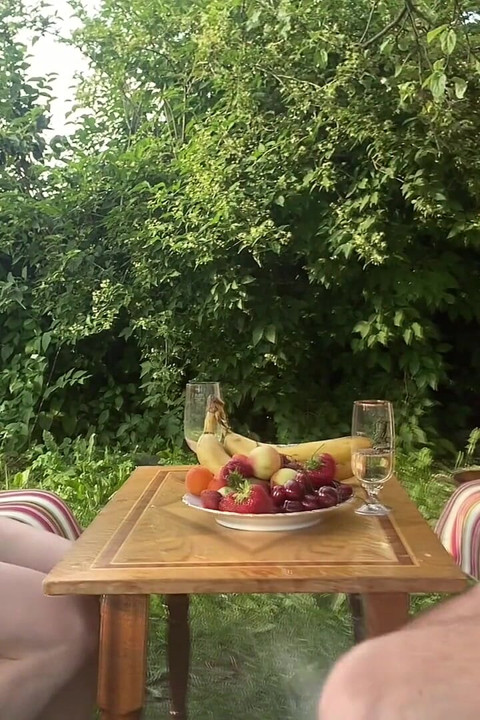 Olgun çift bahçede ayak ibadeti ve sakso çekiyor