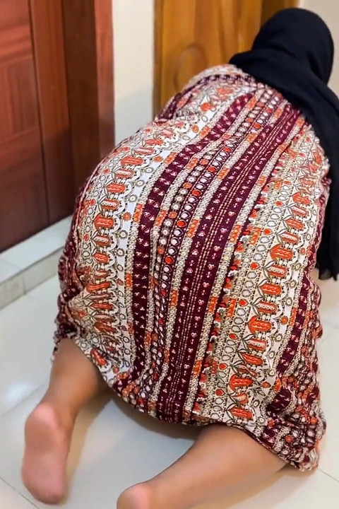 Egypt Beautiful Big Ass Curvy Muslim Hot Stepmom Stuck Under Bed Then She Want Anal Fuck From Me!