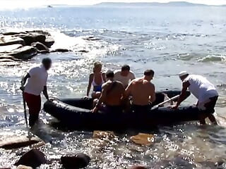 Seks analny i podwójna penetracja dla blondynki mamuśki na plaży