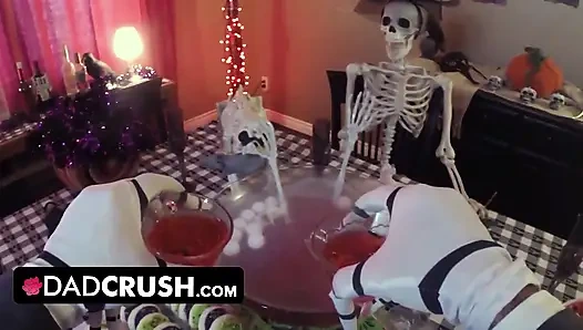 DadCrush ist ein süßes schätzchen, das holloween feiert, indem sie ihre enge möse von einem großen schwanz hart gepflügt bekommt