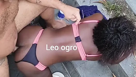 Mulatto eve girmeme izin vermedi ve merdivenlerde vurdu