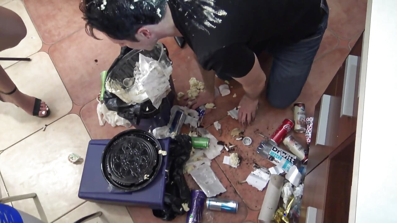 垃圾男孩视频! 荡妇女孩避孕套和垃圾暴虐!