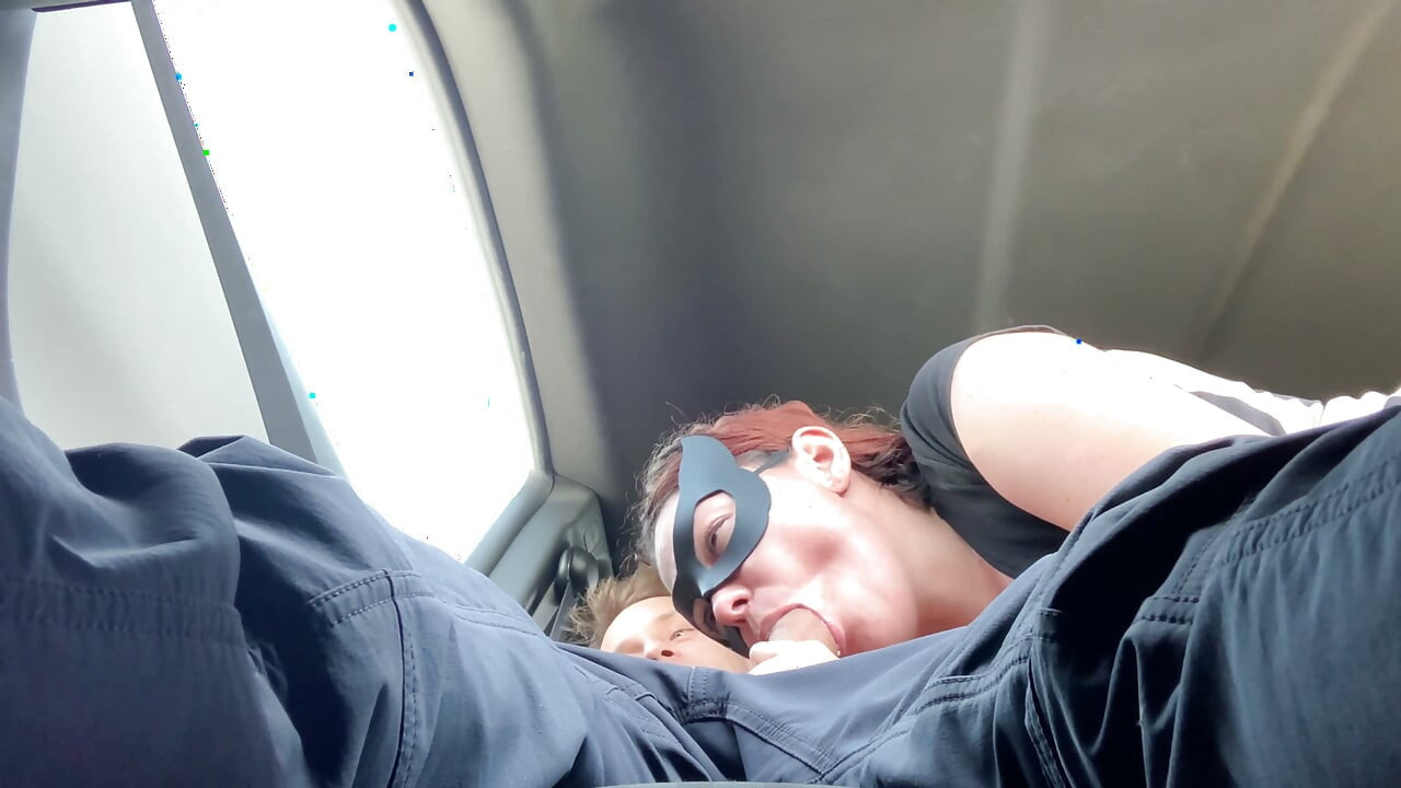 我操了Uber司机, 我在他的车里自慰, 我给他一个美味的口交, 他带我去酒店