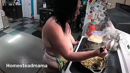 In der Küche kochen für sie - Frühstück burritos