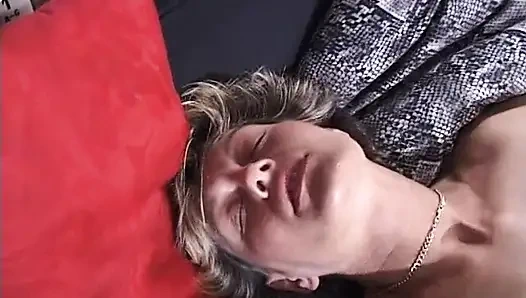 Olgun sürtük oyuncu seçmelerinde amını parmaklıyor ve ovuyor