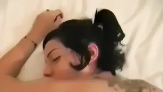 Kitty kay wird gefickt und nimmt dann sperma auf ihre titten auf