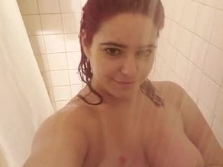 Roodharige onder de douche