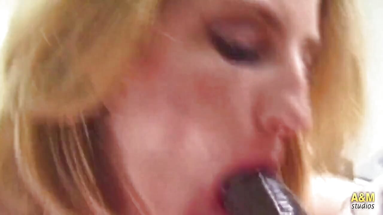 Sou uma loira deslumbrante, mas no final chupei o negro.