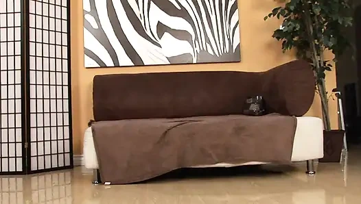 Блондинку с большими сиськами трахает большой черный член