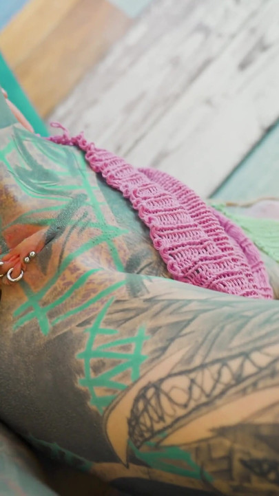 Must-share okamžik z "Trans Dark Leaves první porno s silně tetovaným párem. Bankomat, výstřik na obličej"