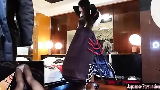 Cosplayer dengan gambar murni menunjukkan sisi rahasia, suasana hati setelah kejadian berubah menjadi pertemuan rahasia yang intim