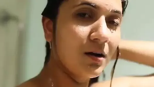 Pooja Laxmi Joshi принимает душ в душе, флизе