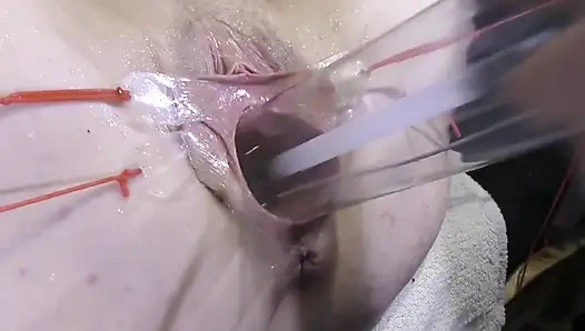 Далеко распространённая киска крупным планом, трахается с лампой на 1000 ватт