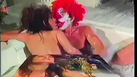 Cewek seksi rambut cokelat dengan pantat aduhai suka banget dientot gaya doggy sama badut