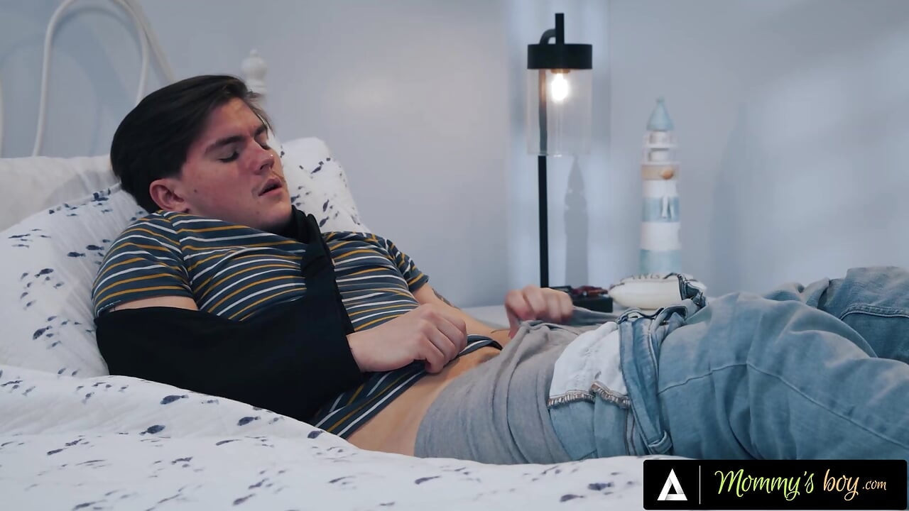 فتى الأم - أوغست سكاي زوجة الأب الميلف تساعد ربيب المصاب مع اللعنة الثدي Handjob