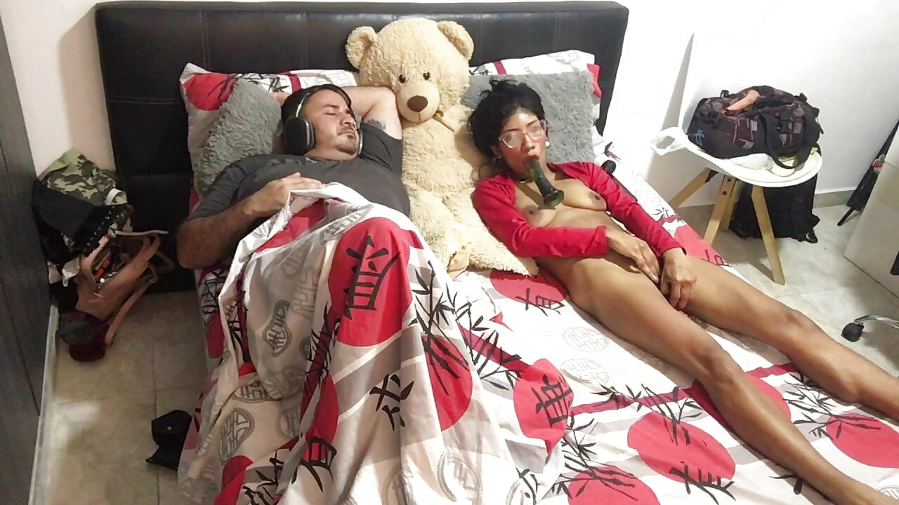 Aku lagi asik masturbasi di depan suamiku untuk.