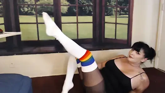 Latihan pakai kaus kaki berlapis sambil pakai stoking tembus panik