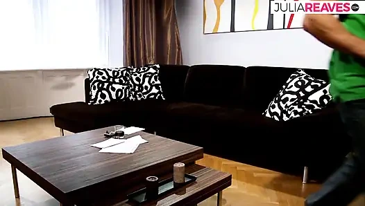 Schätzchen reitet einen monsterschwanz auf dem sofa nach dem fingerficken