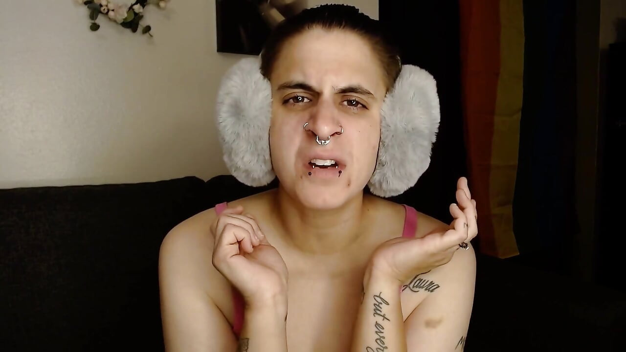 Fata bolnavă face o mizerie de pe fața ei