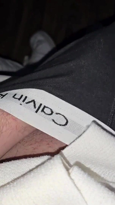 ドイツのパパが仕事後に硬い膨らみを擦る - PhantomGentX | クリップ 1