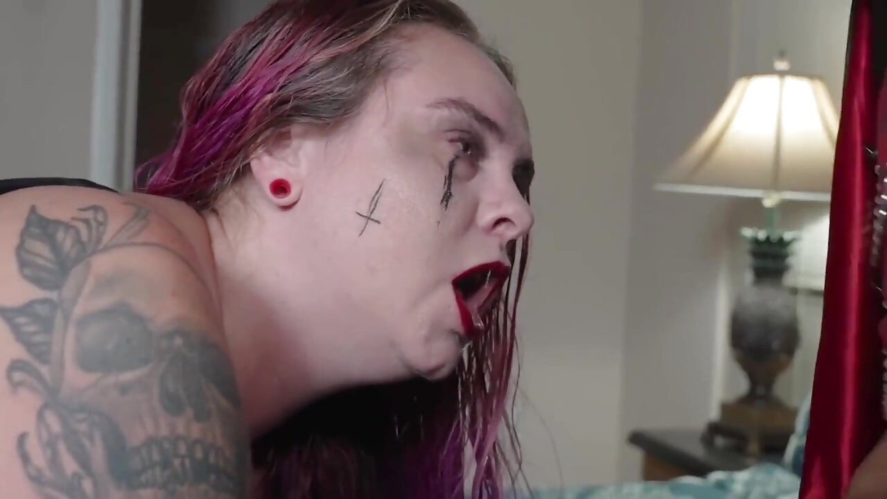 Tatuerad kurvig milf savanna deepthroats massiv bbc ivrigt