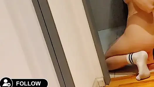 Aku nggak bisa berhenti menatap cermin... Bisakah kamu? Sesi dildo raksasa di depan cermin