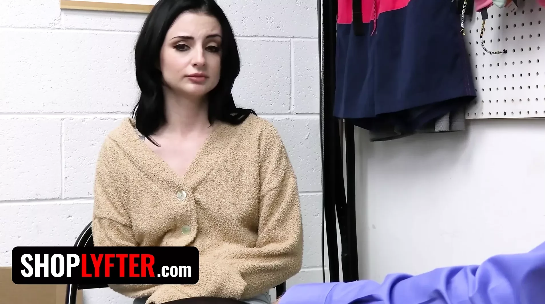 Shoplyfter - hırsızlık yaparken yakalandıktan sonra derin boşluk araması yapmayı kabul ettiğinden şüpheleniliyor