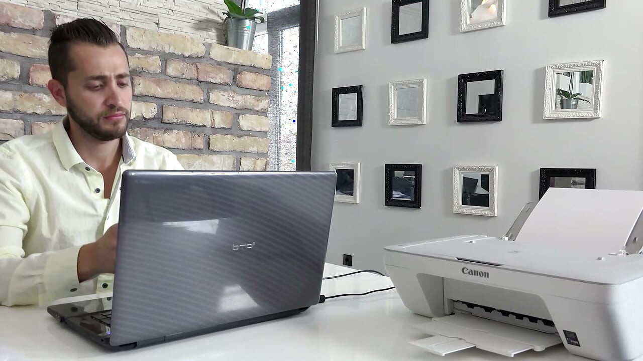 ソファの上でフェラが激しい騎乗位とハードなピストンに変わる