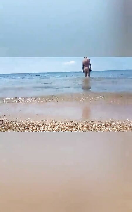 Exibicionismo. Andando nua na praia.