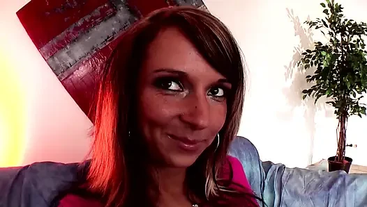 Seksi esmer yaramazlık yapıyor ve amıyla oynamaya başlıyor