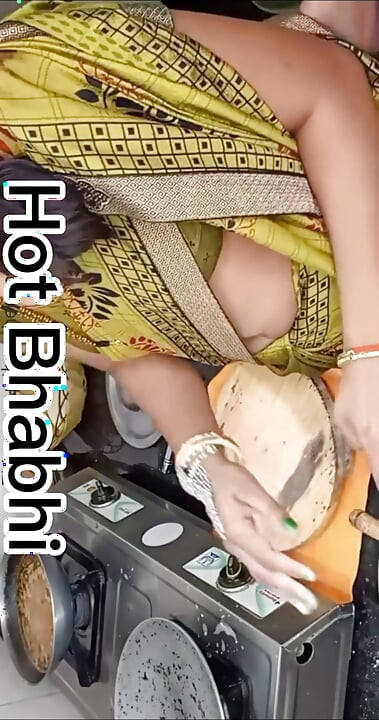 Bhabhi ko devar Ne roti banate hue pakad liya bhabhi ko bade pyar Se manaya uske bad land munh mein de diya
