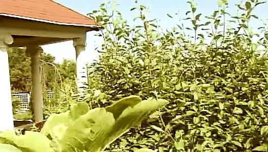 Горячую грудастую милфу трахнули в задницу и кончили в рот винтажным большим членом