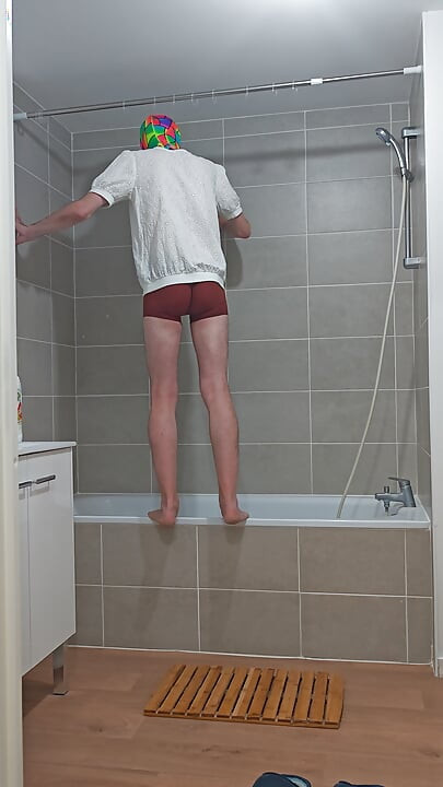 I'm cleaning my bathtub (episode 1)