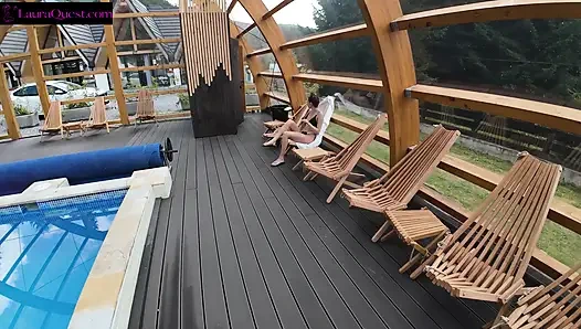 Memek dan mulut tamu resor nakal ini dientot habis-habisan sama kunci kamarnya